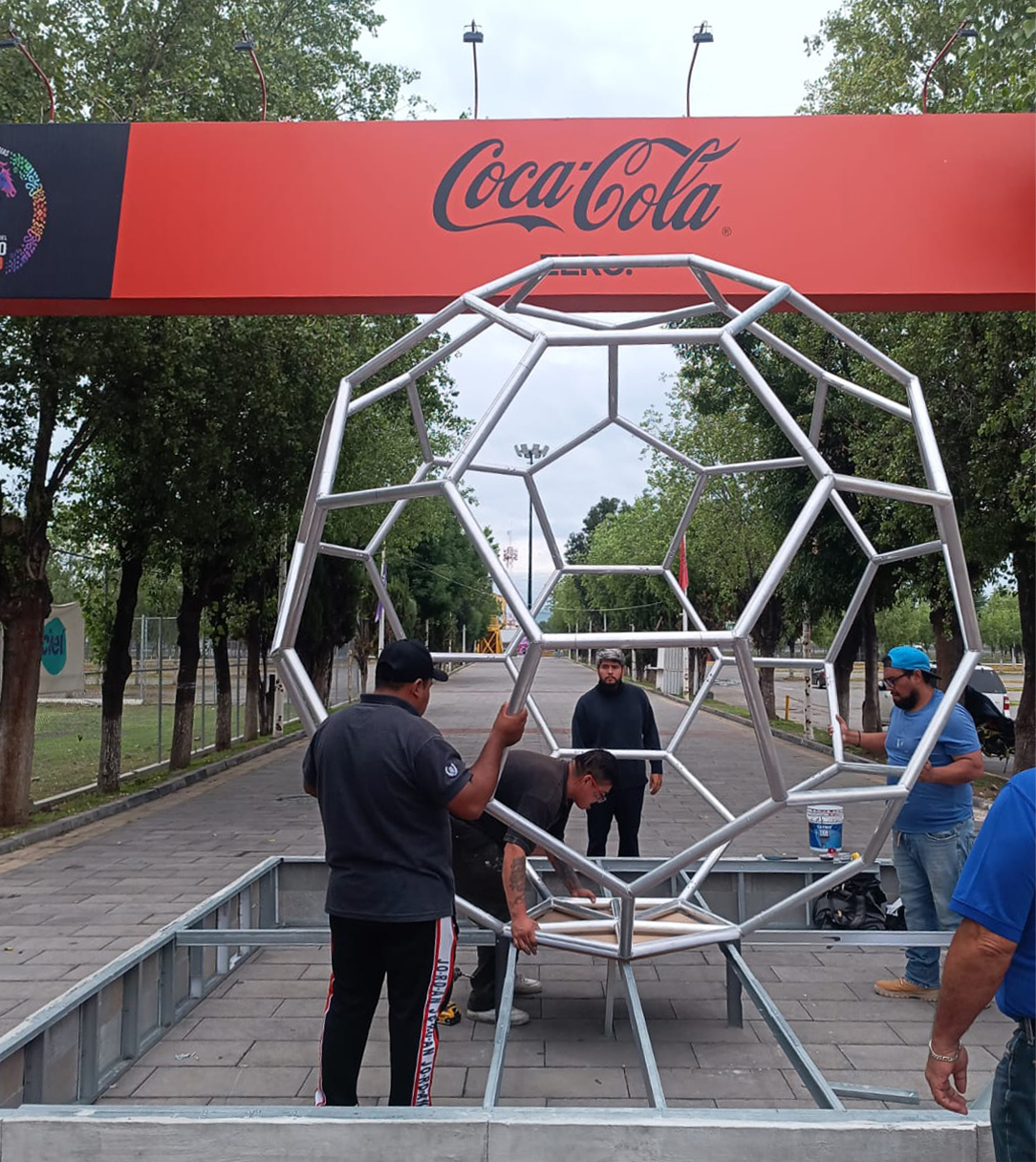 Montaje de estructura esférica para producción BTL en La Cascarita Fut Fest