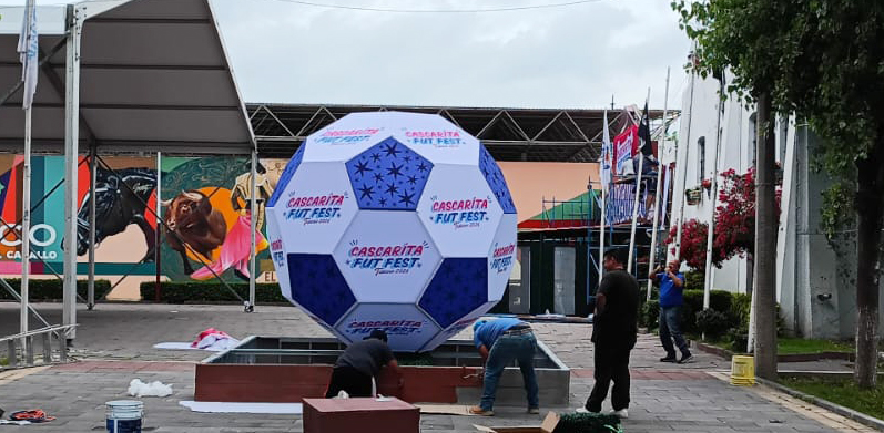 Balón gigante personalizado como elemento de producción BTL para La Cascarita Fut Fest