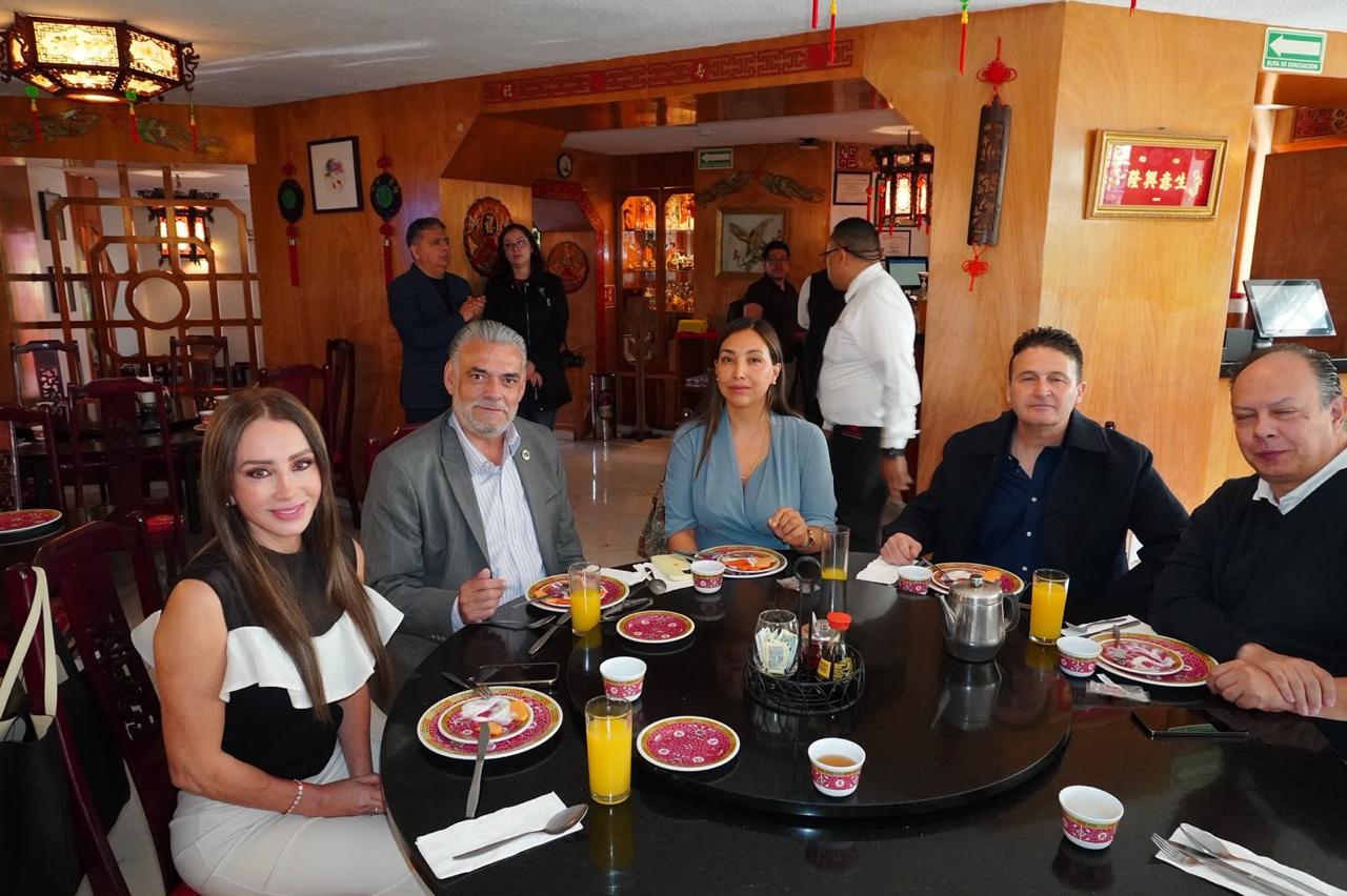 Networking empresarial: conexiones que generan nuevas oportunidades 8 Empresarios durante un desayuno de networking y nuevas oportunidades de negocio