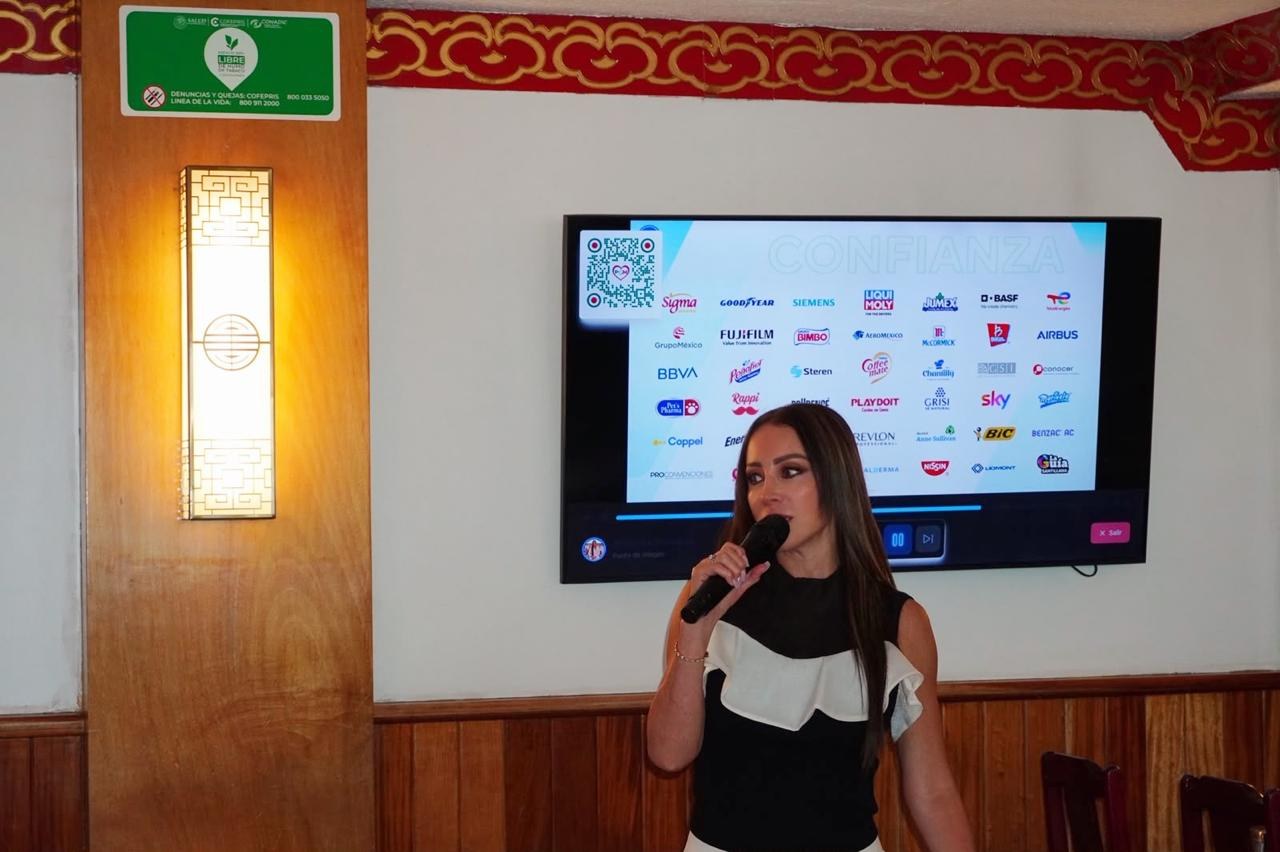 Presentación de Punto de Imagen durante un desayuno de networking empresarial